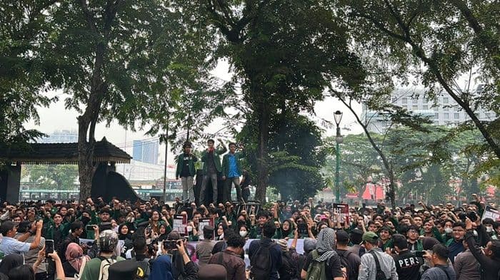 ratusan_mahasiswa_usu_kepung_dprd_sumut_desak_dewan_keluar_dan_sampaikan_6_tuntutan_krusial