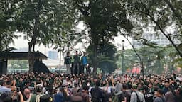 ratusan_mahasiswa_usu_kepung_dprd_sumut_desak_dewan_keluar_dan_sampaikan_6_tuntutan_krusial