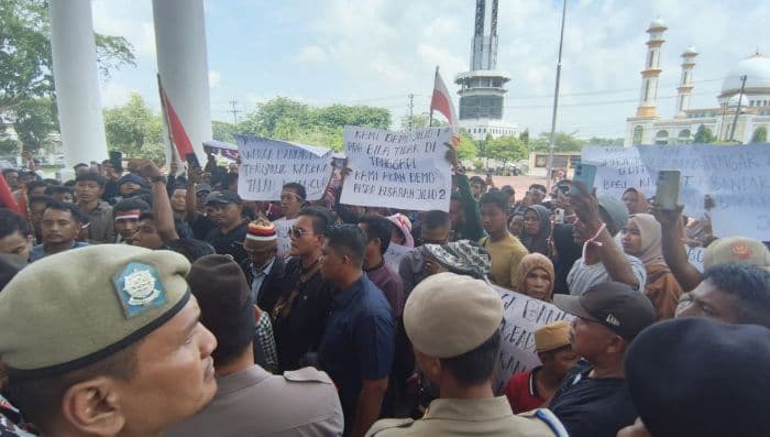 warga_empat_desa_geruduk_kantor_bupati_asahan_desak_perbaikan_jalan_rusak