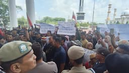 warga_empat_desa_di_asahan_geruduk_kantor_bupati_desak_perbaikan_jalan_rusak_