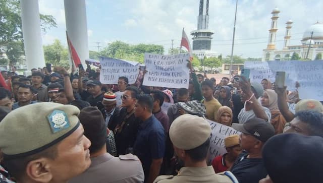 warga_empat_desa_geruduk_kantor_bupati_asahan_desak_perbaikan_jalan_rusak