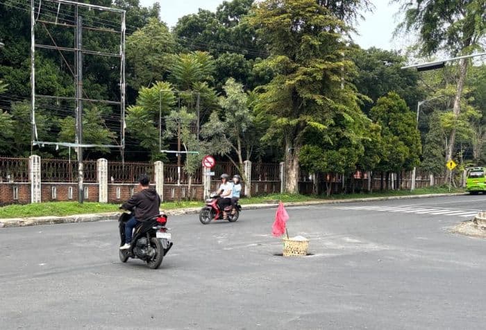 warga_minta_perbaikan_jalan_berlubang_di_simpang_sangnawaluh_siantar