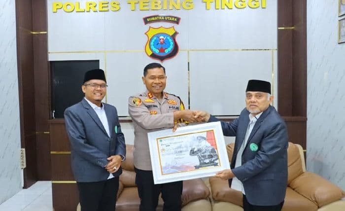 kapolres_tebing_tinggi_terima_penghargaan_dari_mui_atas_kinerja_penegakan_hukum