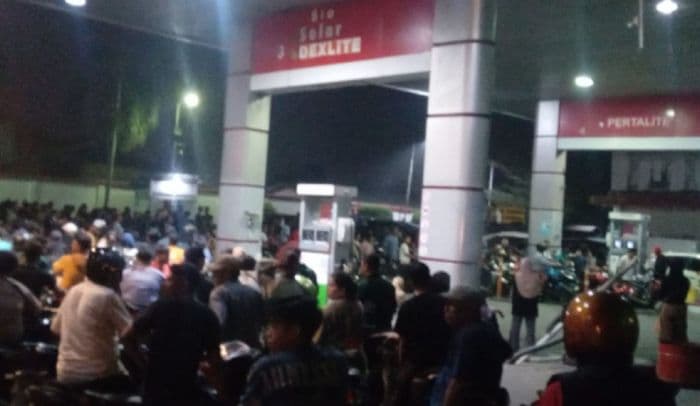 antrean_kendaraan_mengular_hingga_200_meter_di_spbu_kampung_keling_tebing_tinggi