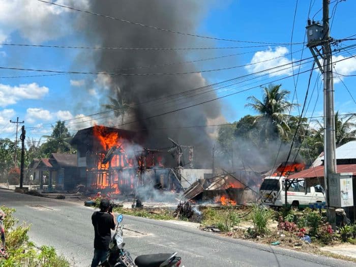empat_rumah_warga_di_simalungun_terbakar_warga_damkar_lama_datangnya