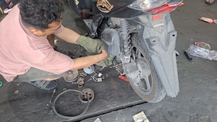 harga_oli_kendaraan_di_medan_naik_hingga_15_persen_pengendara_dan_bengkel_samasama_mengeluh