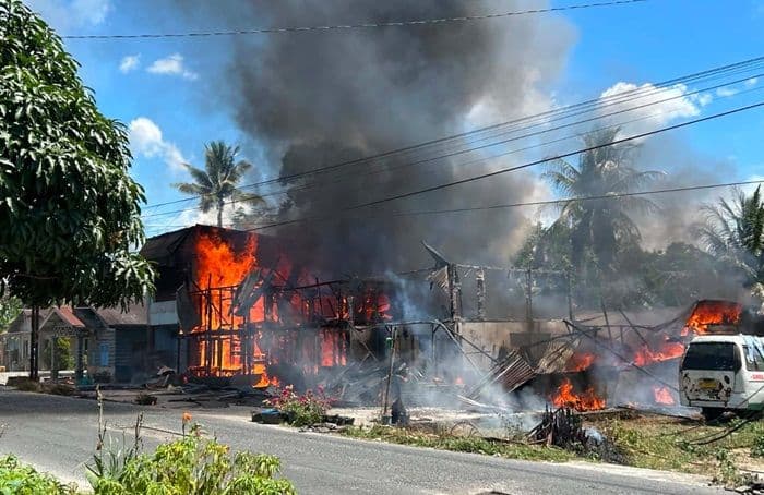 kebakaran_hanguskan_empat_rumah_di_sidamanik_desakan_pos_damkar_menguat