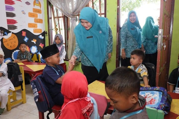 ketua_tp_pkk_asahan_dorong_budaya_literasi_anak_lewat_kunjungan_ke_paud_dan_taman_baca