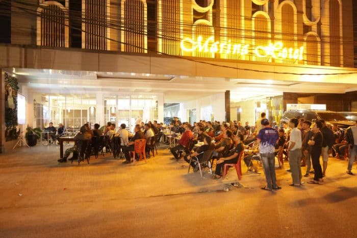 melihat_meriahnya_warga_nobar_prancis_vs_spanyol_di_kisaran