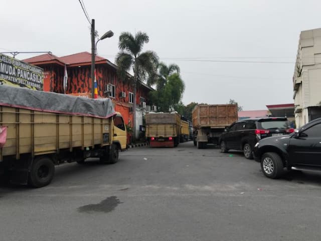 penarik_becak_mesin_histeris_saat_antre_bbm_di_lubuk_pakam
