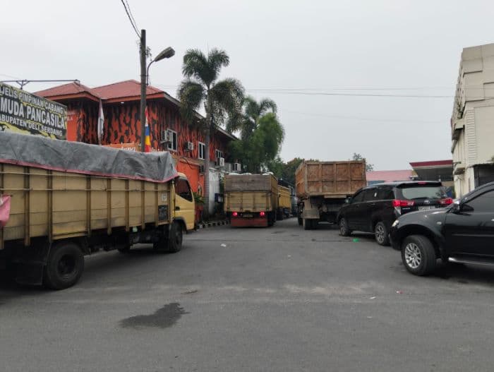 penarik_becak_mesin_histeris_saat_antre_bbm_di_lubuk_pakam