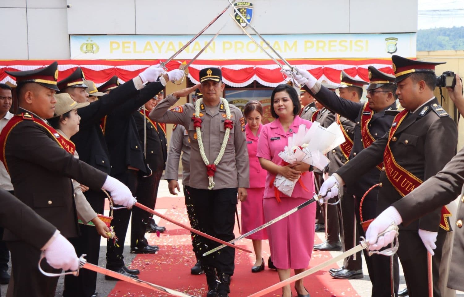 pisah_sambut_kapolres_taput_berlangsung_haru_akbp_ernis_sitinjak_dilepas_personel_