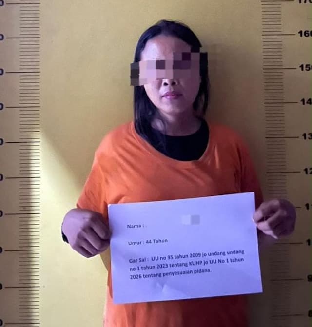 polisi_amankan_perempuan_diduga_bandar_narkoba_di_desa_pekan_tolan