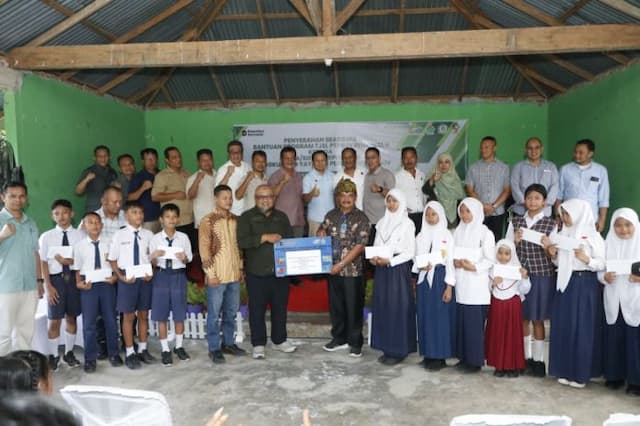 ptpn_iv_regional_2_beri_beasiswa_kepada_44_siswa_berprestasi_dan_kurang_mampu
