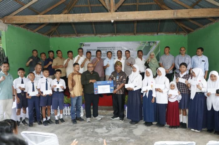 ptpn_iv_regional_2_beri_beasiswa_kepada_44_siswa_berprestasi_dan_kurang_mampu