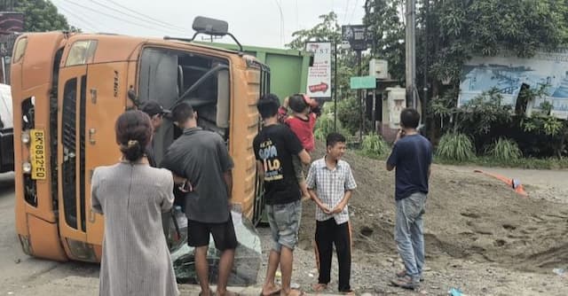 truk_pasir_terguling_di_binjai_barat_saat_lewati_jalan_bergelombang_sopir_luka