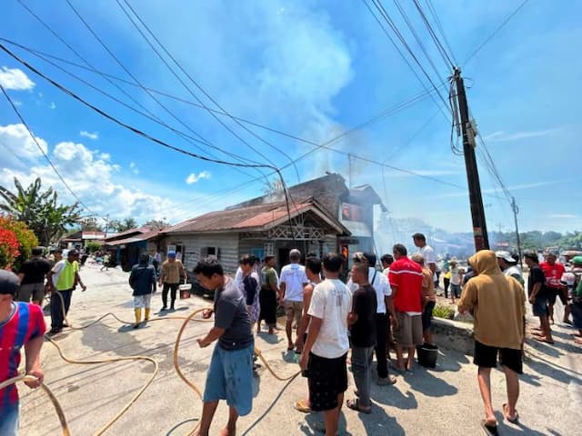 warga_kecewa_damkar_lama_datang_saat_kebakaran_bpbd_simalungun_lokasinya_jauh