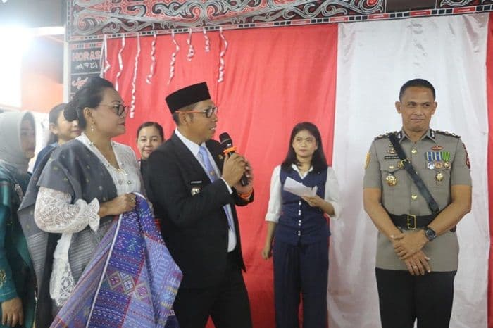 bupati_taput_buka_bazar_umkm_dekranasda_dorong_ekonomi_kreatif_lokal