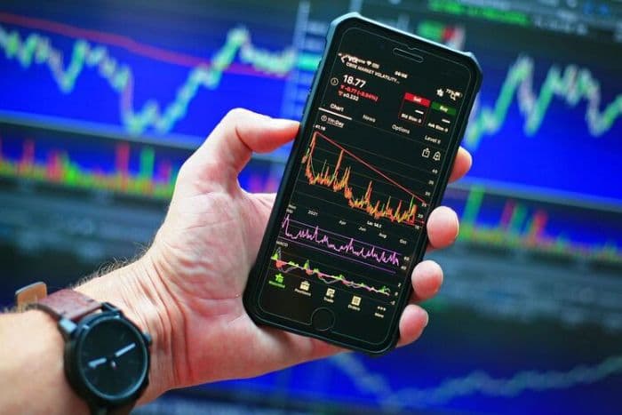 ihsg_berpeluang_tembus_8000_jelang_hari_kemerdekaan_ini_rekomendasi_saham_15_agustus_2025