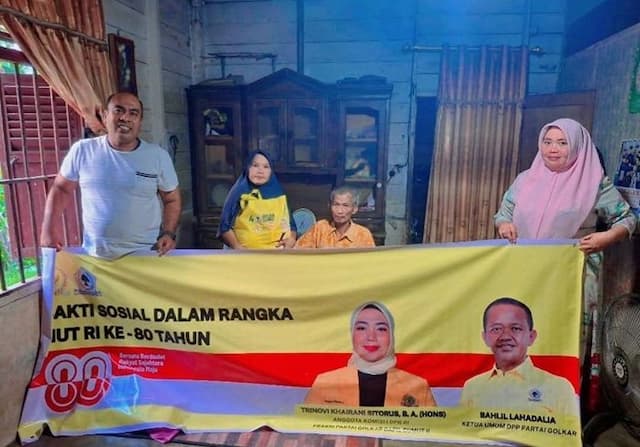 jelang_hut_ri_ke80_martua_hasibuan_dapat_kursi_roda_dari_anggota_dpr_ri