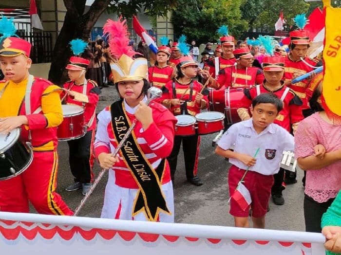 kisah_nikita_siswi_abk_bersinar_sebagai_mayoret_di_pawai_hut_ke80_ri