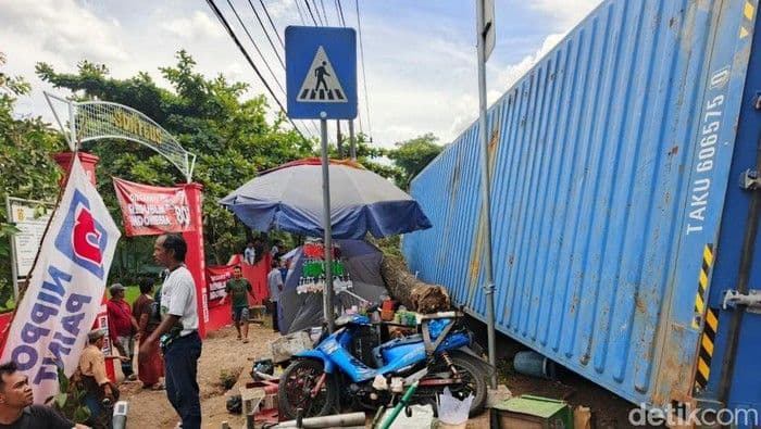 kontainer_terlepas_dari_truk_sembilan_siswa_sd_di_banjarbaru_terluka