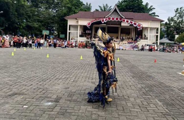 kreasi_busana_daur_ulang_warnai_perayaan_hut_ke80_ri_di_sibolga