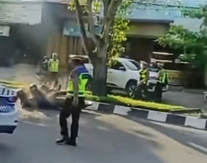 viral_pemotor_jatuh_saat_terobos_razia_di_langkat