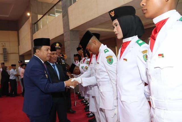 wabup_tapsel_kukuhkan_68_anggota_paskibra_hut_ri_ke80