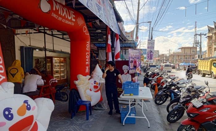 hak_pejalan_kaki_dirampas_gerai_es_krim_mixue_di_kecamatan_porsea_