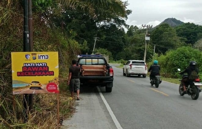 jalinsum_lumbanjulutampahan_rawan_kecelakaan_polres_toba_pasang_papan_peringatan