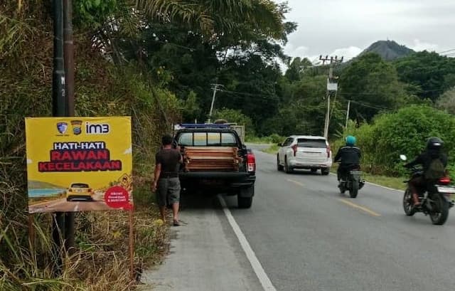 jalinsum_lumbanjulutampahan_rawan_kecelakaan_polres_toba_pasang_papan_peringatan