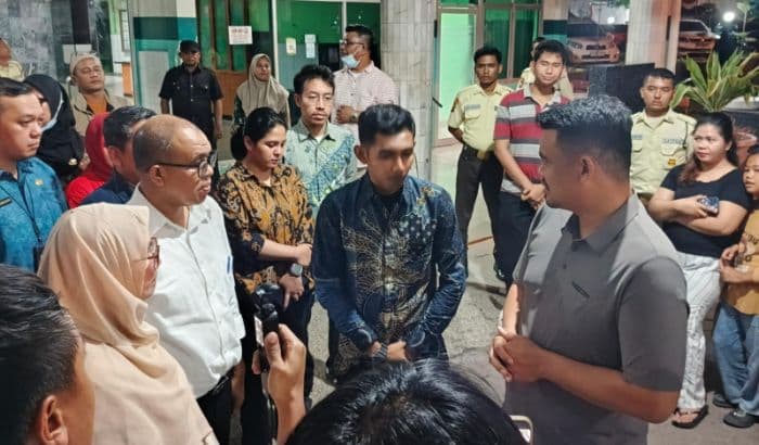 jenguk_siswi_diduga_korban_keracunan_menu_mbg_di_rsu_haji_medan_bobby_sampaikan_permintaan_maaf_