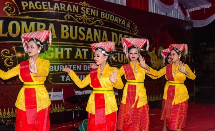 pelajar_sd_dan_smp_ikuti_lomba_busana_night_at_museum_deli_serdang