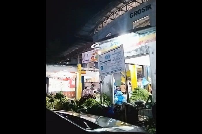 sambut_hut_ke81_ri_tarif_parkir_di_pasar_induk_lau_cih_turun_jadi_rp2000