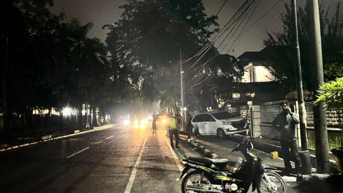 ertiga_tabrak_nmax_lalu_hantam_avanza_parkir_di_jalan_amir_hamzah_medan