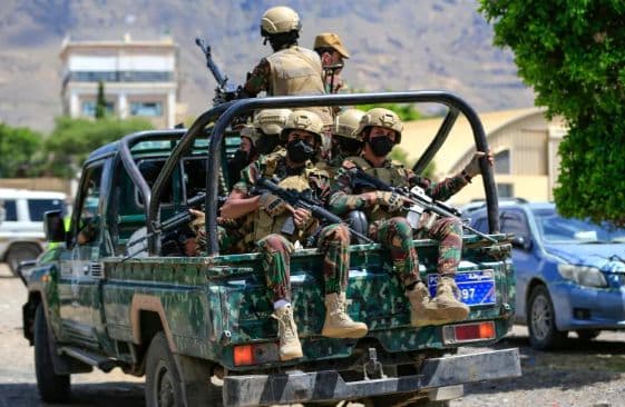 houthi_gempur_pangkalan_saudi_perang_yaman_kian_memanas