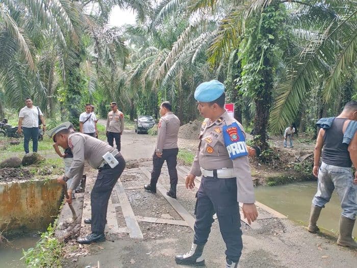 putus_selama_bertahuntahun_dua_desa_di_kuala_langkat_akhirnya_terhubung_jembatan_merah_putih_presisi_