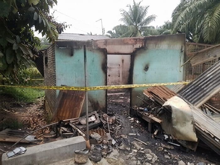 rumah_merangkap_kedai_milik_seorang_janda_di_lima_puluh_pesisir_ludes_dilahap_api_
