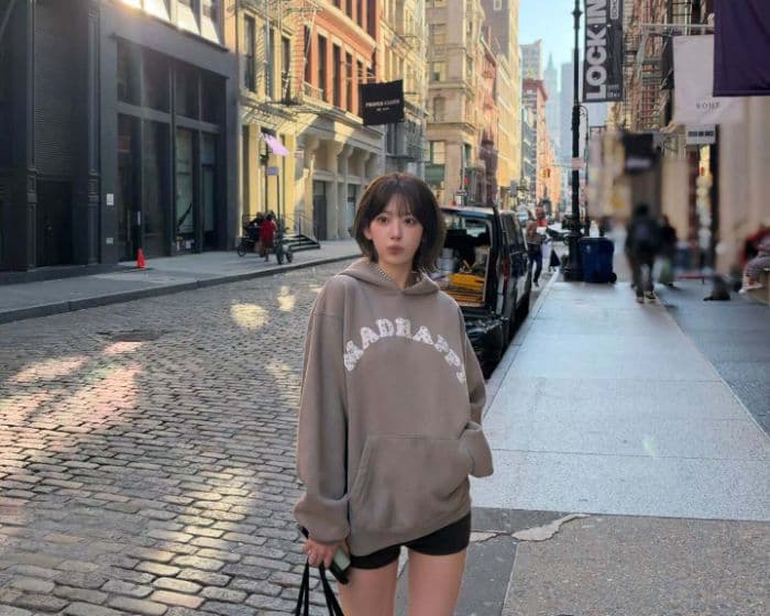 _tampil_kasual_di_new_york_gaya_busana_sakura_le_sserafim_jadi_sorotan_