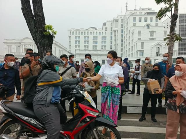 asap_makin_tebal_kahiyang_ayu_bagibagi_masker_ke_warga