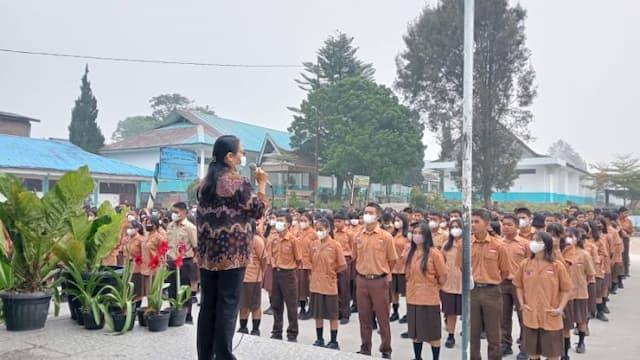 puskesmas_bagikan_masker_ke_sekolah_di_siborongborong