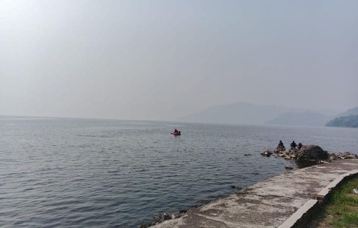 kabut_asap_makin_tebal_di_parapat_jarak_pandang_terbatas_dan_nakhoda_diminta_waspada