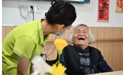lagi_banyak_jasa_pendamping_di_china_buat_kawani_lansia_ngobrol