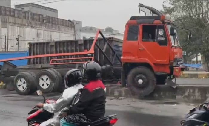 gagal_menanjak_truk_kontainer_20_ton_tabrak_pembatas_jembatan_wampu_di_langkat