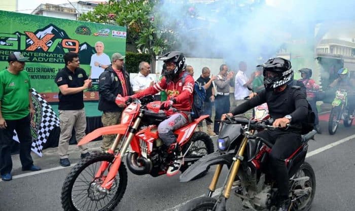 bobby_nasution_lepas_peserta_gixa_north_sumatera_2025_sambil_jajal_mobil_offroad_