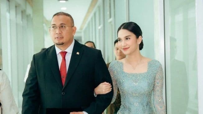 dosa_anak_saya_apaledakan_emosi_andre_rosiade_soal_hujatan_ke_azizah_salsha_usai_cerai_dari_arhan