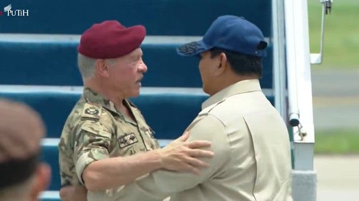 momen_haru_prabowo_lepas_raja_abdullah_ii_dengan_pengawalan_jet_tempur_tni_au