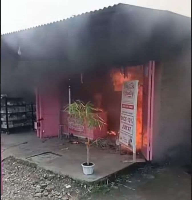 toko_laundry_terbakar_di_laut_dendang_kerugian_capai_rp150_juta