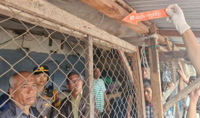 warga_medan_denai_tewas_bunuh_diri_lehernya_nyangkut_di_selasela_pintu_rumah_
